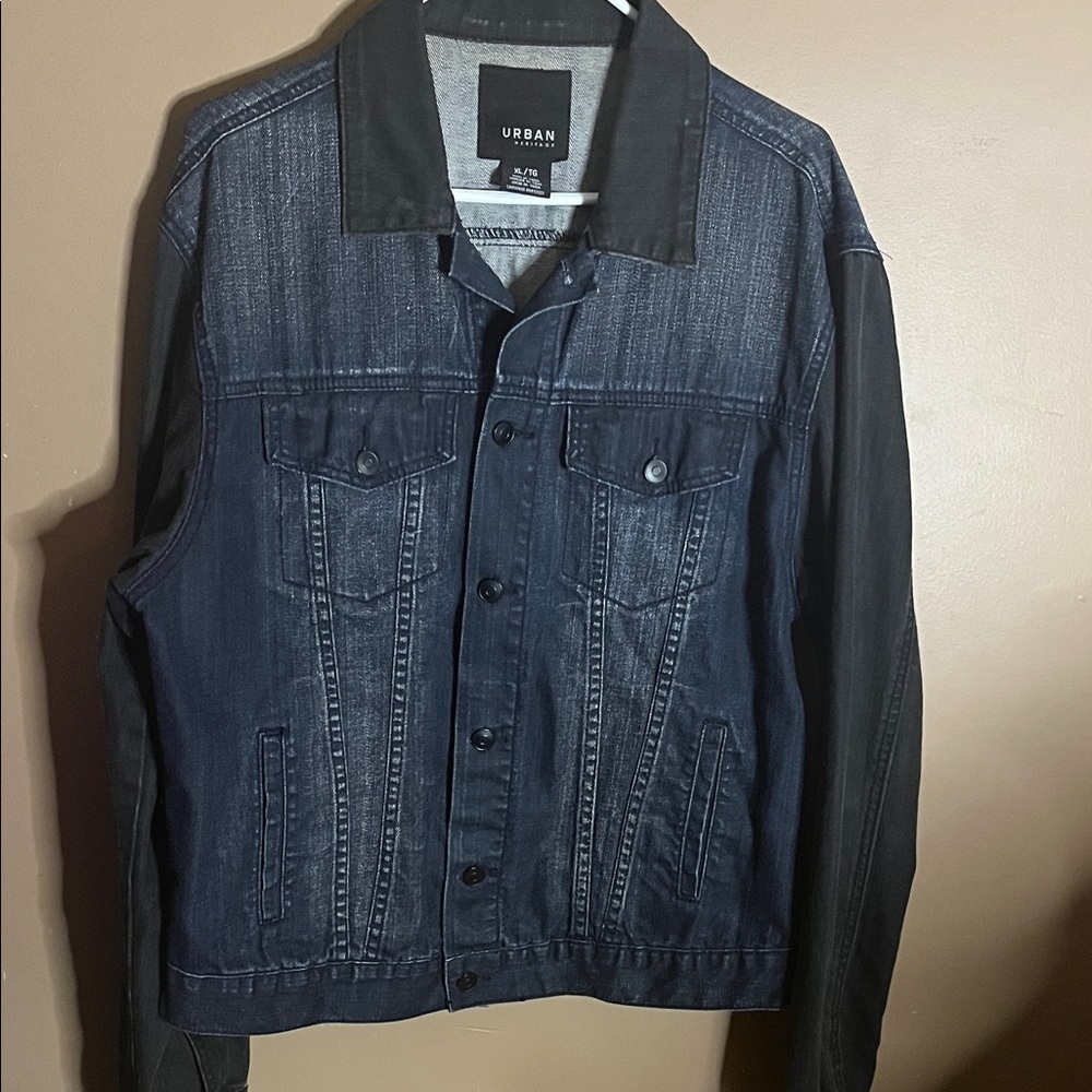😄Black and blue denim Jean jacket washed out